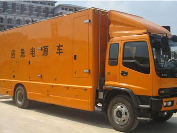 弓长岭冬季柴油发电机启动前，如何检查燃油系统中的积水？